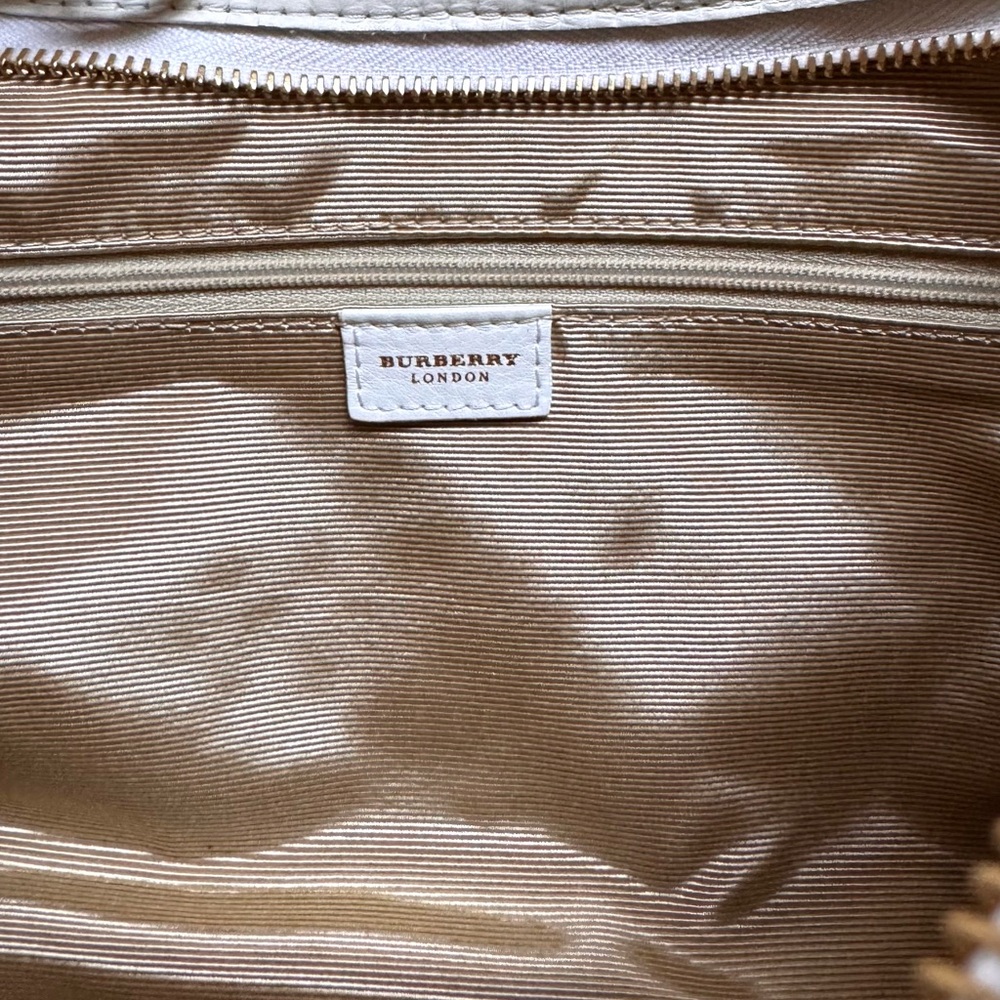 Burberry White Quilted Small Chain Bag - Picture 5 of 8